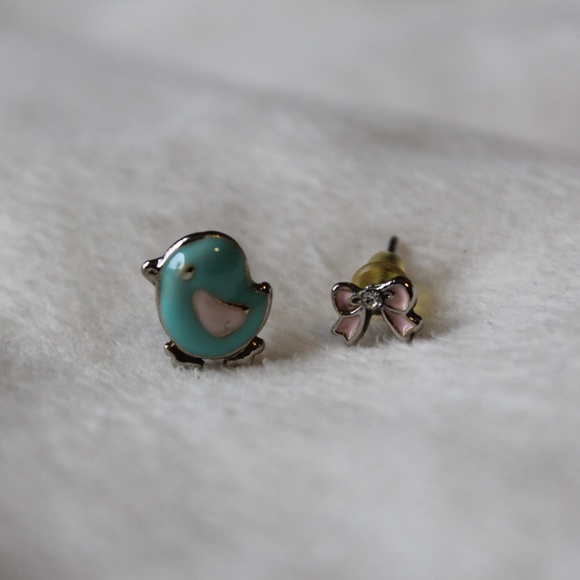Mismatching Bird and Bow stud earrings - Picture 1 of 1